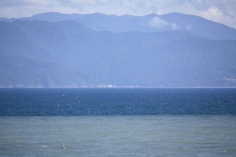 富士川緑地から続く防波堤からの景色